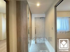 玄関にはシューズボックスを完備。家族の靴もしっかり収納できるので、玄関がいつも片付き、気持ちよくお客様を迎えられます。お出かけの前のチェックにも便利な鏡付きです。