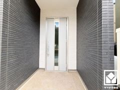 ドアのスリット窓から光が差し込み、外出時にも帰宅時にも、明るい気持ちになれる玄関です。