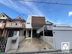 カーポート付き駐車スペース完備。雨の日の乗り降りがぐっと楽になります。