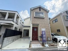 キッチンには窓がございますので、昼間は手元が明るく、お料理がはかどります。