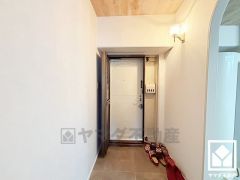 玄関扉はルーバー網戸付き。虫や視線をカットしながら風通しを確保できるので、夏場に涼しい風の取り込みや、湿気・においの排出にも重宝します。