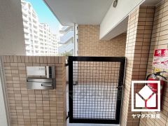 玄関周りに個性が生まれる広々としたポーチ付き。ベビーカーなどを置いていただける十分なスペースがございます。門扉がございますので、防犯面でも効果的です。