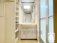 収納付きでスッキリお使い頂ける洗面台です。洗面ボウルが広めなので、忙しい朝でも身支度がしやすく時短になります。バスタオルやパジャマ等を収納できるリネン庫もございます。