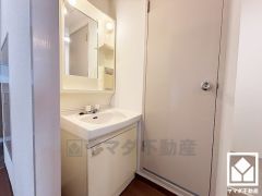 シンプルで美しい、どんなインテリアにもマッチする洗面台です。収納豊富でスッキリお使い頂けます。