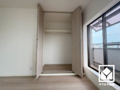 新たに家具を買わなくても良いので、ハンガーパイプ付きのクローゼットは嬉しいですね。