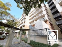 ボールゲーム用のコートやイベント広場、サンセットパーゴラなど共用施設が充実しています。