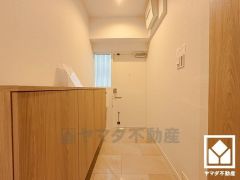 白を基調とした明るい玄関で、毎日を爽やかにスタート。帰るたびにホッとできる、心地よい住まいの入り口。