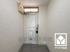 玄関ドア上部の小窓から光が差し込み、外出時にも帰宅時にも、明るい気持ちになれる玄関です。
