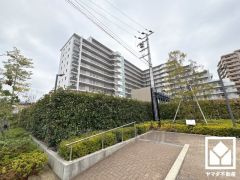 西側には緑豊かな庄下川が流れています。川沿いには遊歩道が整備されており、四季折々の自然を感じながらお散歩やジョギング・サイクリングなどの運動も楽しめる住環境です。