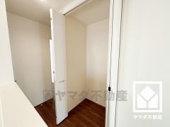 廊下物入や床下収納など収納スペースが多数あり、住空間を広々お使いいただけます。