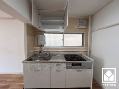 キッチン収納の多さもお料理を楽にしてくれるポイント。吊戸棚もございますので、スッキリとした空間が保てます。