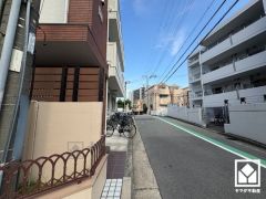 キッチンは空間を有効活用できる壁付けタイプ。