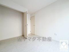 約5.2帖の1階洋室です。独立した居室なのでプライベートな時間をゆったり過ごせそうです。