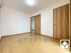 約6帖の1階洋室です。全居室フローリングでお掃除ラクラク。全居室収納もございますので、お部屋の広さを最大限に活用できます。