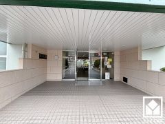 広々とした明るいエントランス。綺麗に整備されており、帰宅時や来客時にも気持ちの良い空間です。