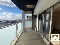 南・西向きの2面バルコニーで陽当たり、風通し良好。南側バルコニーにはスロップシンクがございます。汚れやすい作業を室内を汚さず行えるので、生活空間を清潔に保つことができます。