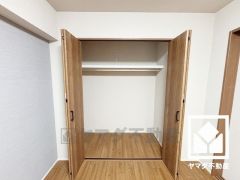 大きなクローゼットなので整理整頓しやすいです。お洋服はもちろん、スーツケースなどの大物もしっかり収納できます。