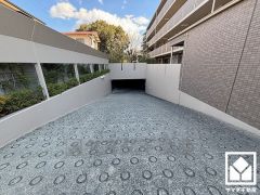 敷地内に地下駐車場を完備（月額12000円～15000円）。重い荷物や雨の日の移動もスムーズで、快適なカーライフを実現。空き状況等は弊社スタッフまでお気軽にお問い合わせください。