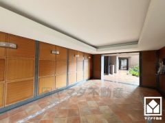 開放的で落ち着いたロビーが、心を癒すひとときを演出。くつろぎと気品が共存する、快適な住まい。