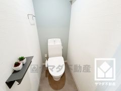 明るく清潔感溢れるトイレです。ペーパーホルダーの上部はカウンタースペースになっており、消耗品置き場や小物置きとしてもお使いいただけます。