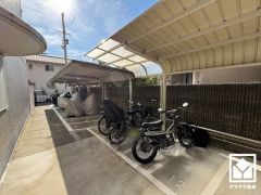 屋根付きの駐輪場もございます（月額400円）。しっかり区画の整理された使い勝手の良い駐輪場です。