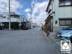 前面道路幅員約6.9mとゆったりとした広さがあるのでファミリーカー等の車の出入れも楽にできます。