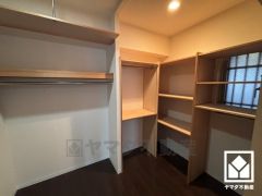 収納力豊富なウォークインクローゼット付き。お洋服はもちろんアウトドア用品や季節の荷物、趣味の道具や日用品のストックなども収納可能。