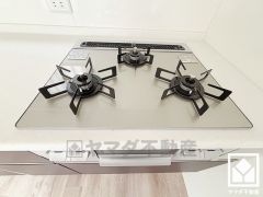 家族のごはん作りがはかどる。同時調理ができる3口コンロ付き。