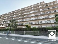 敷地北側に隣接して県道341号線が通っています。阪神高速・名神高速に繋がる西宮インターチェンジも下道10分圏内で神戸方面や大阪市街地・京都方面へも出やすく、車での移動にも便利な立地です。