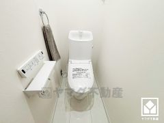 明るく清潔感溢れるトイレです。2連トイレットペーパーホルダーなのでお取替えの手間が軽減できます。
