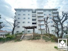 浴室には小窓が付いているので明るく、こもりがちな湿気もすぐ取り除くことができます。