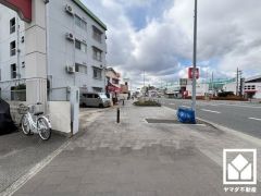 敷地南側は水路とグラウンドになっており開けているため開放感があります。風通しも良好です。