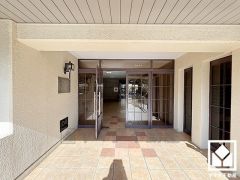 上質な素材と洗練されたデザインが織りなすエントランス。住まう人の誇りを感じさせる、優雅な迎えの空間。