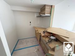 カウンターキッチンなので配膳や片付けがしやすく、お料理中でもお子様の様子が分かって安心です。（2025年8月下旬リノベーション完了予定）