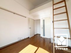 約4.9帖の洋室です。収納付きなので、スッキリとした空間を維持できます。