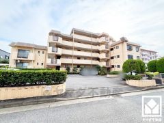 「ローソン尼崎富松町三丁目店」まで徒歩2分、「業務スーパー富松店」まで徒歩6分など、お買い物施設が徒歩圏内に複数あり便利な住環境です。