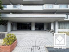 広々とした明るいエントランス。綺麗に整備されており、帰宅時や来客時にも気持ちの良い空間です。