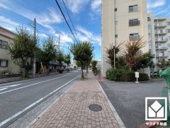 「業務スーパー名神尾浜店」まで徒歩4分など、お買い物施設が徒歩圏内に複数あり便利な住環境です。「名和小学校」までは徒歩2分となっており、低学年のお子様も安心して通学していただけます。