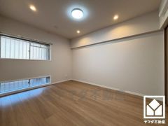 約6.5帖の洋室です。全居室に窓がございます。明るい陽光がたっぷり差し込む心地よい生活空間です。