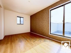 バルコニーにつながるお部屋で、通風・陽当たり良好。
