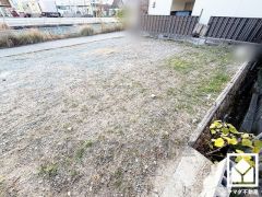 阪急電鉄甲陽線「甲陽園」駅まで徒歩約20分、阪急電鉄神戸線「西宮北口」駅まで徒歩約27分、阪神電鉄本線「西宮」駅まで徒歩約28分、JR東海道本線「西宮」駅まで徒歩約28分の立地。