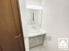 収納付きでスッキリお使い頂ける3面鏡の洗面台です。洗面ボウルが広めなので、忙しい朝でも身支度がしやすく時短になります。