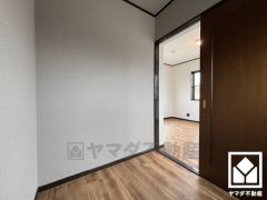 ウォークインクローゼットの扉は引き戸になっておりますので、家具の配置もしやすいです。