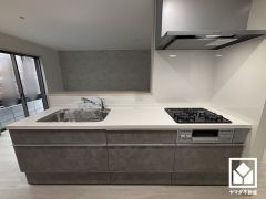 対面式キッチンなのでお料理中でもお子様の様子が分かって安心です。毎日の料理がもっとスムーズになる、便利な3口コンロ付き。