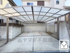 カーポート付き駐車スペース完備。雨の日の乗り降りがぐっと楽になります。並列2台分のスペースがございますので、来客時にも便利です。