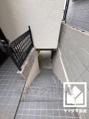 堀込車庫へは玄関を出てすぐの階段からアクセス可能です。