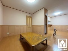 おしゃれなインテリアが映えるリビングで、リラックスしたひとときを過ごせます。