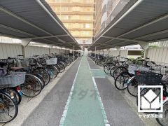 屋根付き駐輪場なので、雨や風、直射日光から自転車を守ることができます。