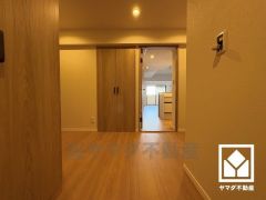 洗練されたデザインの玄関スペース。上質な空間演出でお出迎え、住まいの第一印象を美しく。