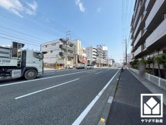 敷地内に駐車場を完備（月額16000円）。現在、駐車場に空きがございます。空き状況は変動いたしますので、詳細は弊社スタッフまでお気軽にお問い合わせください。